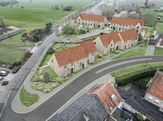 INDELING VAN DE WONING<br /><br />GELIJKVLOERS<br /><br />- Inkomhal- Gastentoilet- Leefruimte met open keuken- Trap naar boven- Berging/wasplaats<br />EERSTE VERDIEP<br /><br />- Nachthal met zolderluik- Apart toilet- Badkamer- Kleine berging- 3 slaapkamers<br />ZOLDERVERDIEP<br /><br />- Zolderruimte<br />Afbeeldingen zijn steeds illustratief en contractueel niet bindend.<br /><br />De koper heeft deels nog inspraak in de stijl en afwerking van de woning voor zover deze zaken nog niet werden vastgelegd door vergunning of bestelling van materialen.<br /><br />TIP: Hoe sneller U beslist in de bouwfase, des te meer inspraak U heeft in de keuze van materialen en/of afwerking.