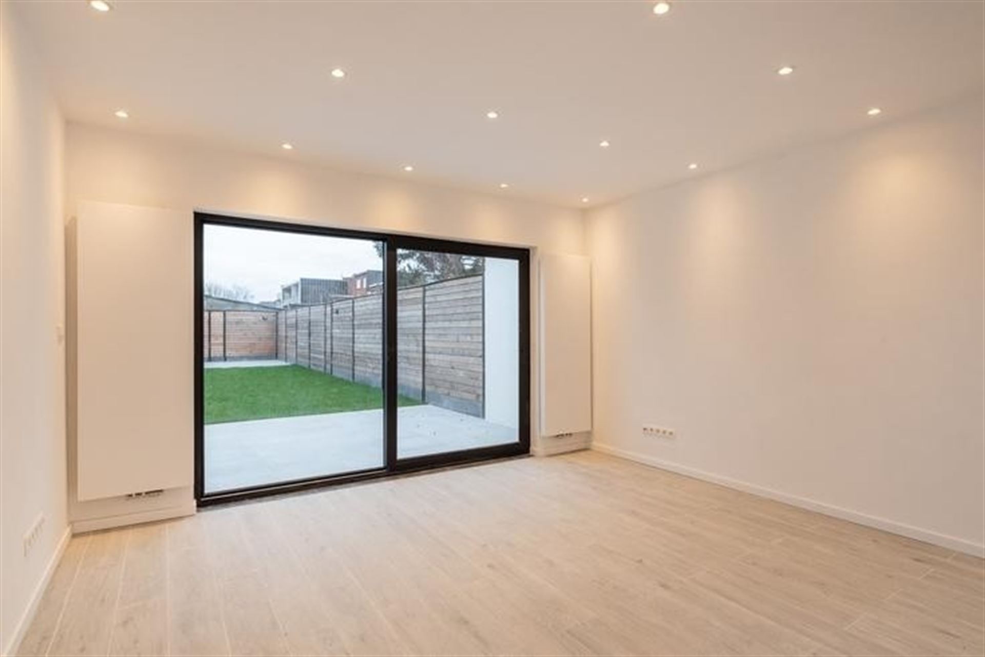 Instapklaar wonen in Wilrijk: 3 slpks, 2 badkamers en tuin - foto 5