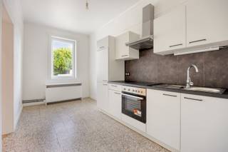 Deze prachtige half open bebouwing in Boutersem is onlangs gerenoveerd in 2026 en biedt alles wat u nodig heeft. De keuken is nieuw, badkamer is nieuw, de ramen van Schüco zijn nieuw en tenslotte zijn de slaapkamers gerenoveerd met een nieuwe trap. <br /><br />De HOB is gelegen op een perceel van 5 are met een ruime tuin en een gezellig terras/binnenplaats, perfect voor ontspanning, buitenactiviteiten voor de kinderen, bbq of om tot rust te komen.<br /><br />De woning beschikt over 2 slaapkamers en heeft een bewoonbare oppervlakte van 108 m² zodat u voldoende ruimte heeft om comfortabel te wonen. De nieuwe keuken is voorzien van alle moderne toestellen. De EPC heeft label E en elektrische keuring is conform. <br /><br />De tuin is zuidelijk georiënteerd, waardoor u kunt genieten van veel zonlicht en een aangename sfeer. Daarnaast zijn er 2 parkeerplaatsen beschikbaar rechts van de woning, wat handig is voor het parkeren van voertuigen.<br /><br />De locatie van de woning is top, met winkels, scholen, openbaar vervoer in de buurt en vlakbij de uitvalswegen. Kortom, deze woning is een ideale keuze voor wie op zoek is naar een comfortabele en mooi gerenoveerde woning in Boutersem.<br /><br />Graag een bezoek? Bel David van LED-ON-IMMO of mail naar info@ledonimmo.be. Tot gauw ;)