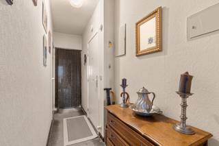 OP TE FRISSEN APPARTEMENT met 2 slaapkamers, CENTRAAL GELEGEN op de vijfde verdieping van Residentie Nancy. Een kleinschalig gebouw op de Torhoutsesteenweg. Indeling: inkom met gastentoilet en vestiaire nis, aangename living met open keuken, badkamer en 2 slaapkamers met balkon achteraan. Op wandelafstand van alle winkels en openbaar vervoer. Geen renovatieplicht en asbestveilig! EPC 214 kWh/m² UC3824386