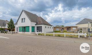 EERSTE BEZOEKMOMENT ZATERDAG 12/09 VAN 10U TOT 12U (enkel op afspraak!) <br /><br />ERPE-MERE - Op zoek naar een eigendom waar comfortabel wonen en professionele activiteit perfect gecombineerd kunnen worden? Deze bijzonder veelzijdige eigendom is rustig gelegen en geniet tegelijk van een uitstekende bereikbaarheid, vlak bij de Gentsesteenweg en met een vlotte verbinding naar de E40. Winkels, scholen, openbaar vervoer en andere voorzieningen bevinden zich eveneens in de nabije omgeving.<br /><br />De eigendom deed oorspronkelijk dienst als winkel met woonst en onderging in 2018 een grondige totaalrenovatie waarbij gekozen werd voor kwalitatieve materialen en een verzorgde afwerking. Bovendien geldt er geen renovatieplicht.<br /><br />Op het gelijkvloers bevindt zich een inkomhal met afzonderlijke toegang tot de voormalige winkelruimte. Het woongedeelte werd bijzonder smaakvol afgewerkt en omvat een ruime en zeer verzorgde leefruimte die aansluit op de grote, volledig uitgeruste keuken. Van hieruit is er rechtstreeks toegang tot het terras.<br /><br />De praktische bergingen vormen een ideale verbinding tussen het privé- en professionele gedeelte van de eigendom. De voormalige winkelruimte kan volledig naar eigen behoefte worden ingericht en leent zich uitstekend als kantoor, praktijkruimte, showroom, atelier, fitness- of wellnessruimte of voor tal van andere professionele activiteiten.<br /><br />Daarnaast beschikt de eigendom over een ruime garage en een grote, nog verder in te richten zolderverdieping. Een belangrijke troef is dat de nodige leidingen hier reeds voorzien zijn, waardoor deze ruimte nog heel wat bijkomende mogelijkheden biedt.<br /><br />Achter de woning bevindt zich bovendien een hangar van maar liefst 50 m², ideaal als werkplaats, atelier, opslagruimte of voor andere professionele of hobbymatige toepassingen.<br /><br />Dankzij de combinatie van een instapklare en kwalitatief gerenoveerde woonst, een afzonderlijke commerciële of professionele ruimte, garage, zolder en hangar is dit een eigendom die zich bijzonder goed leent voor zelfstandigen, vrije beroepen, kinesisten, therapeuten, ambachtslui en kleine ondernemingen, maar evengoed voor wie gewoon op zoek is naar uitzonderlijk veel ruimte en mogelijkheden.<br /><br />Een unieke multifunctionele eigendom waar wonen, werken en ruimte samenkomen – en die volledig kan meegroeien met de wensen van haar nieuwe eigenaar. Interesse? Neem contact op via 053606560!