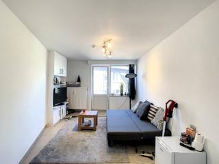 <p>Vous recherchez un appartement prêt à l'emploi en plein cœur animé de Louvain ? Au 66A de la Schapenstraat, découvrez ce charmant appartement situé au deuxième étage, où confort et emplacement vont de pair. Un lieu qui procure immédiatement une sensation de bien-être, idéal pour celles et ceux qui apprécient un intérieur compact et fonctionnel, sans renoncer au confort.</p><p>L'agencement est intelligent et efficace : avec une surface habitable de 40 m², vous disposez d'un espace de vie lumineux, d'une cuisine pratique et d'une chambre à coucher à part entière. La salle de bains est équipée d'un toilet, et grâce à la terrasse de 5 m² orientée sud-ouest, vous profitez d'un agréable supplément d'air extérieur les jours ensoleillés, parfait pour un moment de détente autour d'un café ou d'un verre de vin après une longue journée.</p><p>L'immeuble date de 1975, mais a été entièrement rénové en 2019 et est aujourd'hui totalement prêt à l'emploi. Ce rafraîchissement récent lui confère une allure moderne et contemporaine, ainsi qu'un agréable niveau de performance énergétique : l'appartement bénéficie d'un label PEB B avec un score de 128. Tout respire la qualité et le confort de vie sans souci, sans qu'il ne soit nécessaire d'entreprendre le moindre travail.</p><p>L'emplacement dans la Schapenstraat constitue un atout en soi : en plein cœur du centre animé de Louvain, à distance de marche des commerces, de l'horeca et des transports en commun. Étudiants, jeunes professionnels ou tous ceux qui souhaitent vivre au cœur de la ville trouveront ici une base idéale. Tout ce dont vous avez besoin se trouve à portée de main.</p><p>Vous êtes curieux de découvrir cet appartement en vrai ? N'hésitez pas à contacter notre agence pour planifier une visite et venez découvrir par vous-même l'ambiance et les atouts de ce charmant pied-à-terre à Louvain.</p>