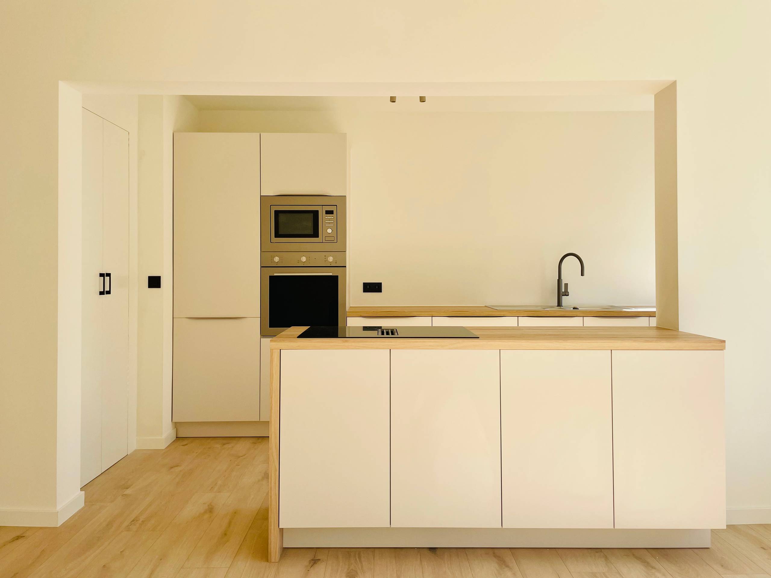 Stijlvol gerenoveerd, lichtrijk en zonnig, appartement (93m²) met terras, autostaanplaats en waterzicht nabij Bijloke/STAM. - foto 3