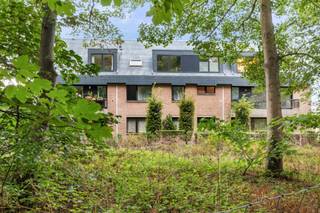<p>Dit 2-slaapkamerappartement op de eerste verdieping van Residentie Het Park combineert een praktische indeling met een rustige topligging in Koksijde, vlak bij het park en de groene omgeving rond de residentie.<span></span></p>
<p>Het appartement heeft een oppervlakte van <strong>76 m²</strong> en beschikt over een ruime leefruimte met toegang tot het terras, een aparte keuken, twee slaapkamers en een badkamer met ligbad. Vanuit de leefruimte en het terras geniet je van een aangenaam zicht op het groen.</p>
<p>De afwerking is klassiek en biedt ruimte om op termijn verder te moderniseren naar eigen smaak. Dankzij de praktische indeling, het terras en de goede ligging is dit appartement interessant voor zowel eigen gebruik, tweede verblijf als investering.</p>
<p>Residentie Het Park is uitgerust met een lift tot alle verdiepingen. De ligging is een duidelijke troef: rustig en groen, vlak bij het park, en toch op korte afstand van centrum, winkels, horeca, strand en duinen.</p>
<p>Het appartement beschikt over <strong>EPC-label B</strong> met een energiescore van <strong>123 kWh/m²/jaar</strong>. Garage of parkeerplaats optioneel bij aan te kopen.</p>
<p><strong>Troeven</strong></p>
<ul>
<li>Eerste verdieping met lift</li>
<li>76 m² woonoppervlakte</li>
<li>2 slaapkamers</li>
<li>Terras met groen zicht</li>
<li>EPC-label B</li>
<li>Topligging vlak bij het park</li>
</ul>
<p>Neem gerust contact op voor meer informatie of een bezoek.</p>
<p><strong>Verborgh Real Estate</strong> — +32 470 54 82 28<br /><strong>Covico</strong> — +32 494 87 22 32</p>