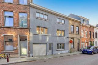 <p><span>Midden in het centrum van Leuven, vlakbij het Sluispark, Gasthuisberg en de hippe Vaartkom, zijn wij verheugd, dit multifunctioneel eigendom met stadskoer te koop aan te bieden. Dit verrassend ruim pand biedt tal van mogelijkheden en is onder andere uitermate geschikt voor co-housing. Gelegen op een perceel van 165 m² en met een gevelbreedte van maar liefst 8,20 meter, omvat dit eigendom, met een nuttige bewoonbare oppervlakte 356 m², op het gelijkvloers een ruime inkomhal, een eerste slaapkamer of bureauruimte, een lichtrijke living met aansluitend een polyvalente ruimte en eerste badkamer. Het tuinniveau beschikt over een ingerichte leefkeuken met opnieuw verschillende polyvalente ruimtes en toegang tot de perfect georiënteerde stadstuin. Hogerop op de eerste en tweede verdieping zijn er telkens 3 volwaardige kamers met eigen lavabo aanwezig alsook een badkamer met douche. Op de derde verdieping bevinden er zich nog een laatste slaapkamer en een apart toilet. De grote bewoonbare oppervlakte en aanwezigheid van verschillende bad- en slaapkamers maken dat dit eigendom geschikt is voor wie zoekt naar licht en ruimte gelegen in het centrum van Leuven, maar eveneens voor wie zoekt naar een co-housing project. Mits het verkrijgen van een gunstige omgevingsvergunning bestaat de mogelijkheid op van deze gezinswoning een meergezinswoning te realiseren. <br />Kortom, een multifunctionele woonst op een toplocatie met een vlotte verbinding naar omliggende invalswegen. <br />Een buitenkans! </span></p><p><span> </span></p>