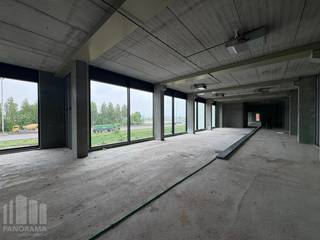 Casco kantoorruimte op toplocatie vlak naast en met <strong>visibiliteit </strong>van de <strong>E17</strong>. Uitstekend gelegen in de unieke industriezone '<strong>De Prijkels</strong>', geniet dit terrein van een vlotte bereikbaarheid dankzij de onmiddellijke aansluiting op de E17, op slechts 5 minuten rijden van op- en afrit 7 Deinze.<br /><br />De kantoorruimte met een oppervlakte van 998 m² is gelegen op de eerste en tweede verdieping. Daarnaast geniet het kantoor van veel natuurlijke lichtinval dankzij de <strong>grote raampartijen, </strong>aansluitend is er ook nog een zonnig terras aanwezig van 478 m².. Dankzij de <strong>casco</strong>-oplevering heeft u de flexibiliteit om de ruimte volledig aan te passen aan uw specifieke wensen en behoeften. Tevens zijn er ruime parkeerplaatsen voorzien.<br /><br />Voor meer informatie, het lastenboek of een vrijblijvend plaatsbezoek, neem contact op met <strong>PANORAMA B2B GENT KANTOREN</strong> via <strong>0477 44 39 30</strong>.
