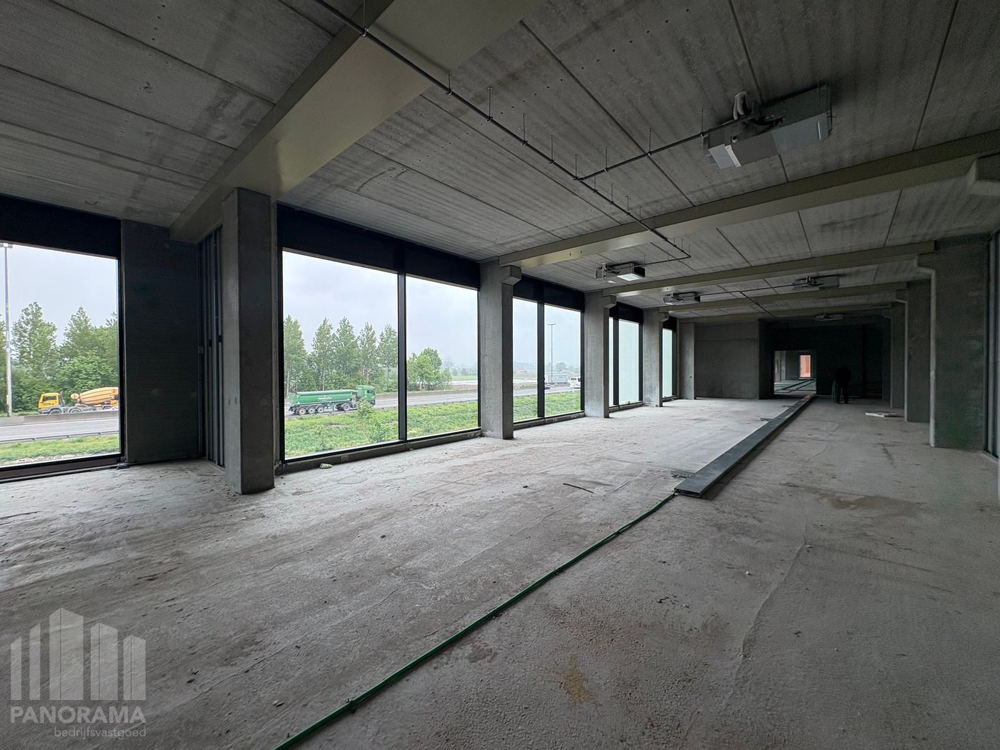 Uitstekend gelegen kantoorruimte van 998 m² met visibiliteit op E17 - foto 2