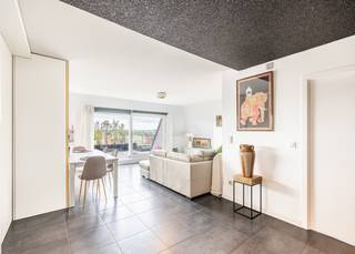 In het hartje van Koksijde Bad vinden we de recente (bouwjaar 2014) residentie Amatus die deel uitmaakt van het standingvolle project Coxy 3000. Dit gebouw geniet van een centrale en gunstige ligging. Het strand is op wandelafstand en we bevinden ons vlakbij het commercieel centrum en het openbaar vervoer.<br /><br />Deze ruime penthouse van 82 m² bevindt zich op de vierde verdieping en is als volgt ingedeeld: een inkomhal met schuifdeur, een afzonderlijk toilet en een ingemaakte bergkast. De lichtrijke leefruimte sluit aan op een halfopen, volledig uitgeruste keuken met kwalitatieve toestellen. Vanuit de leefruimte geniet u van toegang tot een eerste zonnig terras met open zicht en een tweede, compact terras. Verder beschikt het appartement over twee volwaardige slaapkamers. De eerste slaapkamer geeft uit op een derde zonnig terras met prachtig uitzicht. De tweede slaapkamer biedt rechtstreeks toegang tot de badkamer, uitgerust met een douche, ligbad en lavabo in meubel.<br /><br />Het pand heeft nog volgende troeven:<br />- Elektriciteit CONFORM de normen tot het jaar 2038.<br />- Energiezuinig pand: EPC LABEL B.<br />- Ruime kelder aanwezig die voorzien is van elektriciteit en een lichtpunt: de ideale plaats voor uw (elektrische) fiets, diepvriezer,...<br />- Drie terrassen<br /><br />Op zoek naar een vaste woonst aan zee met zonnig terras? Of bent u op zoek naar een ruim en kwalitatief tweede verblijf? Zoek dan niet verder, dit appartement kan het uwe zijn! 