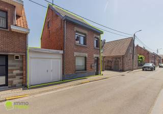 <h3><span>Leuke starters- gezinswoning met 3 slaapkamers, garage voor 3 auto's en gezellige tuin nabij centrum Appels</span></h3><h3><span>Instelprijs (bieden vanaf): 289.000,00 Euro</span></h3><p><span> </span></p><p><span>Bent u op zoek naar een degelijk gebouwde gezinswoning die u volledig naar eigen smaak kan opfrissen of renoveren? Dan is deze goed onderhouden woning beslist een bezoek waard!</span></p><p><span>Dankzij haar uitstekende ligging geniet u van een vlotte bereikbaarheid met scholen, winkels, openbaar vervoer en het centrum van Dendermonde op slechts enkele minuten afstand.</span></p><p><span> </span></p><p><span>De woning beschikt over een gevelbreedte van 8.75 meter en biedt verrassend veel mogelijkheden. Via de ruime inkomhal bereikt u de aangename leef- en woonruimte aan de voorzijde van de woning. </span></p><p><span>Aansluitend bevindt zich de keuken die doorgang biedt naar de grote garage. Achteraan vindt u nog een badkamer en een berging/wasplaats. Vanuit de keuken heeft u rechtstreeks toegang tot het terras en de verzorgde, gezellige tuin. Dankzij de gunstige zuidoostelijke oriëntatie geniet u hier van de zonnige dagen en kunt u tijdens warme zomeravonden heerlijk ontspannen.</span></p><p><span> </span></p><p><span>Op de eerste verdieping bevinden zich twee volwaardige slaapkamers.</span></p><p><span>Via een vaste trap bereikt men de zolderverdieping die kan dienen als derde slaapkamer. </span></p><p><span> </span></p><p><span>Extra troef</span><span>: deze woning komt in aanmerking voor het verlaagde registratierecht van 2% bij aankoop als enige eigen woning (onder voorbehoud van de geldende regelgeving).</span></p><p><span> </span></p><p><span>Een ideale woning voor wie op zoek is naar een uitstekende ligging en de mogelijkheid om een woning volledig naar eigen wensen te moderniseren.</span></p><p><span>Wees er snel bij!</span></p><p><span> </span></p><p><span>Meer informatie of een bezoek ter plaatse? T. 052 55 55 55 - <span>info@immotwins.be</span></span><span> - <span>www.immotwins.be</span></span><span> </span></p>