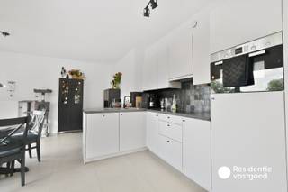 Dakappartement te huur gelegen in het centrum van Ettelgem. Dit appartement beschikt over een woonkamer, ingerichte keuken met verschillende toestellen, twee slaapkamers en badkamer met inloopdouche. Verder is dit appartement nog voorzien van een berging, apart toilet, balkon en een privatieve autostaanplaats.<br /><br />Centrale verwarming op aardgas - Maandelijkse huurprijs 750,00 euro - Gemeenschappelijke kost 50,00 euro/ maand - Beschikbaar vanaf 01/12/2026 - EPC: 125,92 kWh/m² jaar - label B - Ref. OU29211.