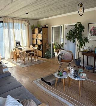 Stijlvol en energiezuinig appartement met zonnig dakterras<br /><br />Welkom in de charmante Leopoldlei in Hoboken!<br />In een modern wit gebouw uit 2019, met slechts vijf appartementen, bevindt zich dit gezellige appartement op de 2de (en hoogste) verdieping.<br /><br />Binnenin combineert het appartement een industriële look met warme accenten: het betonnen plafond geeft karakter terwijl de parketvloer zorgt voor een gezellige, huiselijke sfeer. De stoere zwarte keuken sluit mooi aan op de leefruimte en de design badkamer met British Racing Green en vintage tegels geeft een unieke retro touch.<br /><br />De indeling is praktisch en aangenaam: een lichtrijke leefruimte met open, volledig uitgeruste keuken, een aparte berging, een mooie slaapkamer en een zeer ruime badkamer.<br />Dankzij de grote ramen aan zowel voor- als achterzijde geniet je de hele dag door van veel natuurlijk licht.<br /><br />Via het terras aan de keuken bereik je met een draaitrap het absolute pareltje van dit appartement: een ruim, zonnig dakterras met open zicht op de groene omgeving, de Hobokense Polders en zelfs tot aan de haven.<br />Perfect om ’s ochtends rustig wakker te worden met koffie in de zon of om op lange zomeravonden te genieten met een barbecue.<br /><br />Daarnaast is er ook de mogelijkheid om gebruik te maken van een parkeerplaats voor de garage.<br /><br />Met een uitstekende EPC-score (label A) en 5 zonnepanelen is dit appartement bijzonder energiezuinig en klaar voor de toekomst, met lage energiekosten als extra troef.<br /><br />Tot slot is de ligging ideaal, met een vlotte verbinding naar de stad, het openbaar vervoer en belangrijke invalswegen (ring, E17, E19 en A12).<br /><br />Voor meer info of een bezoek, contacteer appartement.leopoldlei@gmail.com<br />Geen makelaars aub.