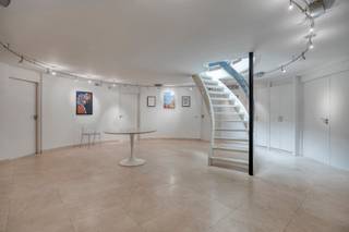<p>Deze bijzondere architectenvilla uit 1977 is gelegen op een prachtig perceel van ca. 9.820 m² in het groene Kapellen. Dankzij de opvallende stervormige bouwstijl, de grote raampartijen en de doordachte indeling geniet u hier van een woning waar licht, ruimte en natuur centraal staan. De villa beschikt over een royale leefruimte, een vernieuwde keuken, vijf slaapkamers en tal van polyvalente ruimtes, waardoor deze woning perfect geschikt is voor een groot gezin of voor wie wonen en werken wenst te combineren.<br /><br /><strong>Indeling:</strong><br />Via de inkomhal op betreedt u de woning. Hier bevindt zich een centrale ronde ontvangstruimte die toegang geeft tot verschillende polyvalente ruimtes. Deze ruimtes kunnen perfect ingericht worden als kantoor, praktijkruimte, hobbyruimte of extra bergruimte. Verder beschikt dit niveau over een wellnessruimte met sauna en een inpandige garage.</p>
<p>Op de tuinverdieping wordt u verwelkomd in de indrukwekkende centrale hal met een groene marmeren vloer en een grote lichtkoepel, die zorgt voor een aangename lichtinval. De ruime leefruimte op parket geniet dankzij de grote schuiframen van een prachtig zicht op de tuin. Aansluitend bevindt zich de volledig vernieuwde keuken, uitgerust met kwalitatieve toestellen en voldoende werk- en opbergruimte. Achter de keuken bevindt zich nog een gezellige zithoek, ideaal als tv-hoek of leesruimte.</p>
<p>Verder beschikt de woning over vijf ruime slaapkamers voorzien van ingemaakte kasten. De master bedroom beschikt over een privatief terras en een ruime en suite badkamer met ligbad, douche, dubbele lavabo en toilet. Daarnaast zijn er nog twee bijkomende badkamers, waardoor deze villa ook perfect geschikt is voor grote gezinnen of wie graag gasten ontvangt.</p>
<p><strong>Buitenruimtes:</strong><br />De villa bevindt zich op een prachtig perceel van ca. 9.820 m², omringd door een parkachtige tuin met een vijver en veel bomen. Dankzij de volledige privacy geniet u hier het hele jaar door van rust en een unieke groene omgeving. <br /><br /><strong>Bijzonderheden:</strong><br />Unieke architectenvilla uit 1977.<br />Vernieuwde keuken.<br />Ruime leefruimte op parket met open haard.<br />Polyvalente ruimtes, ideaal voor een vrij beroep of zelfstandige activiteit.<br />Elektrische keuring conform.<br />EPC-label F.<br /><br /><strong>Ligging:</strong><br />De woning is rustig gelegen in Kapellen vlakbij winkels, scholen, horecazaken en het station. Een unieke locatie voor wie op zoek is naar ruimte, privacy en een groene woonomgeving.<br /><br /><strong>Renovatieplicht:</strong><br />Deze woning valt onder de renovatieverplichting. Sinds 2023 moet een nieuwe eigenaar, opstalhouder of erfpachter binnen 6 jaar een woning met een slecht EPC-label energetisch renoveren tot minimaal label D.</p>