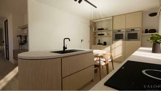 <p>Ontdek dit <span><b>exclusieve woonproject</b></span><span> in het groene </span><span><b>Zeveren</b></span><span>.</span></p>
<p>In de rustige en residentiële deelgemeente <span><b>Zeveren</b></span>, nabij <span><b>Deinze</b></span>, bevindt zich deze stijlvolle <span><b>nieuwbouwvilla</b></span> op een royaal perceel van maar liefst <span><b>1.353 m²</b></span>. De eigendom geniet van prachtige verzichten over het omliggende <span><b>agrarische landschap</b></span> en combineert <span><b>ruimte, licht en rust</b></span> in een hoogwaardige woonomgeving.</p>
<p>De villa kan aangekocht worden als <span><b>ruwbouw wind- en waterdicht</b></span> of volledig <span><b>sleutel-op-de-deur</b></span>. Zo geniet u van maximale flexibiliteit om de afwerking volledig af te stemmen op uw eigen woonstijl en wensen.<br /><strong>Prijs ruwbouw wind en waterdicht: 680.448 € incl. btw</strong><br /><strong>Prijs sleutel-op-de-deur afgewerkt: 863.034 € incl. btw</strong></p>
<p>Bij het betreden van de woning komt u terecht in een <strong>elegante </strong><span><b>inkomhal </b>met gastentoilet</span>. De lichtrijke <span><b>leefruimte </b></span>met ruime zithoek en eetplaats vormt het <strong>hart van de woning </strong>en sluit naadloos aan op de moderne <span><b>open keuken</b></span>. Daarnaast beschikt het gelijkvloers over een aparte <span><b>bureauruimte</b></span> — ideaal voor thuiswerk of vrij beroep — en een praktische <span><b>berging</b></span>.</p>
<p></p>
<p>Op de eerste verdieping bevinden zich <span><b>drie volwaardige slaapkamers</b></span> en <span><b>twee stijlvolle badkamers</b></span>, voorzien van hedendaags comfort en kwalitatieve afwerking.</p>
<p>De zolderverdieping biedt plaats aan een <span><b>vierde slaapkamer</b></span><span>, een </span><span><b>technische ruimte</b></span><span> en extra </span><span><b>bergruimte</b></span><span>.</span></p>
<p>Een unieke opportuniteit voor wie op zoek is naar <span><b>exclusief wonen</b></span> in een <span><b>groene en rustige omgeving</b></span>, met alle vrijheid om van deze woning een echte thuis te maken.</p>
<p>* Vermelde prijs betreft de woning in <span><b>ruwbouw wind- en waterdichte staat</b></span>, inclusief k</p>
<br /><br /><span><strong>Interesse?</strong></span><br /><span>Aarzel dan niet om contact op te nemen met Stefanie D'hondt op <strong>0474/09 01 10 </strong>of via <strong>stefanie@valorvastgoed.be</strong> voor meer informatie.</span>