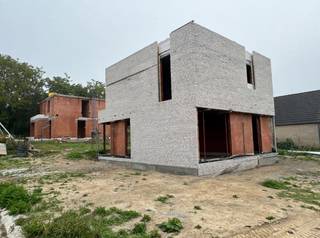 <p>immo DAVID stelt voor: een kleinschalig nieuwbouwproject met 10 stijlvolle open woningen, gelegen in een doodlopende straat. Hier woon je rustig, veilig en met maximale privacy, omgeven door een prachtige bosrijke omgeving. Elke woning combineert moderne architectuur met duurzame technieken zoals een warmtepomp, zonnepanelen en energiezuinige vloerverwarming. Dankzij de ruime tuin, wadi’s en natuurlijke waterafvoer geniet je van een groene, ontspannen leefomgeving waar comfort en ecologie hand in hand gaan.</p>
<p>Binnenin zorgt de lichtrijke leefruimte met open keuken voor een warme, open sfeer. De praktische berging en dubbele oprit bieden extra gemak in het dagelijks leven. Op de bovenverdieping vind je drie comfortabele slaapkamers en een stijlvolle badkamer met bad, inloopdouche en dubbele lavabo.</p>
<p>De ligging is ideaal: een vlotte verbinding met de Ring rond Brussel en de Ninoofsesteenweg, terwijl je toch geniet van de rust van een doodlopende straat. Hier woon je ruim, energiezuinig en in harmonie met de natuur – perfect voor wie modern comfort zoekt in een groene, bosrijke buurt.<br /><br /><span>Prijs exclusief BTW.</span></p>