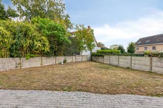 <strong>In kindvriendelijke omgeving gelegen laagbouwwoning met 3 slaapkamers en tuin. De woning werd volledig gerenoveerd.<br />Nog af te werken : vloerafwerking, schilderwerken, tuinaanleg. Zeer gunstige en rustige ligging in het grensdorp Meerle. Opritten snelwegen Breda-Antwerpen-Rotterdam-Eindhoven op 5 km.<br />Indeling :<br />Inkomhal<br />Woonkamer met open keuken :</strong> 7,60 m x 4,75 m : nieuwe aanbouwkeuken met inductie kookplaat, dampkap, combi-oven, vaatwasser, koelkast.<strong> <br />Slaapkamer 1 : </strong>4,07 m x 3,99 m.<strong><br />Slaapkamer 2 : </strong>3,42 m x 3,00 m.<strong><br />Slaapkamer 3 : </strong>2,87 m x 2,20 m.<strong><br />Badkamer : </strong>luxe nieuwe badkamer met ligbad, inloopdouche, badkamermeubel met 2 wastafels.<strong><br />Toilet.<br />Buiten : </strong>tuin, overkapping ter hoogte van de achtergevel, oprit en tuinberging 4,44 m x 3,23 m.<strong><br /><br /><br /></strong>