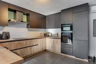 Ruim, lichtrijk, instapklaar appartement van ca. 100m² (ca. 80m² bewoonbaar + ca. 12m² terras) met 2 slaapkamers, gezellig terras met zitruimte aan...