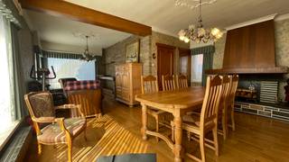 Charmante woning met ruime tuin, weide en grote garage/werkhuis op toplocatie<br /><br />Bent u op zoek naar een woning met karakter, ruimte en tal van mogelijkheden? <br />Deze charmante woning op een perceel met tuin én een weide van maar liefst 30 are biedt een unieke kans voor wie houdt van buitenleven, hobbyruimte of dieren.<br /><br />Indeling gelijkvloers:<br />Via de inkomhal betreedt u de gezellige woning met een lichtrijke zithoek en eetplaats. <br />Aansluitend bevindt zich de keuken en een praktische stookplaats. <br />Daarnaast is er een extra kamer die perfect kan dienen als tweede zithoek, hobbyruimte of ruime berging. <br /><br />Vanuit de woning heeft u toegang tot een knus overdekt terras waar het heerlijk vertoeven is.<br /><br />Buitenruimte:<br />De eigendom beschikt over een ruime tuin met daarachter een weide van 30 are – ideaal voor dierenliefhebbers of wie op zoek is naar rust en ruimte. <br />Bovendien is er een uitzonderlijk grote garage/werkhuis van maar liefst 133 m², perfect voor zelfstandigen, hobbyisten of opslag.<br /><br />Verdieping:<br />Op de eerste verdieping vindt u 3 volwaardige slaapkamers en een badkamer.<br /><br />Extra troeven:<br /><br />Bouwjaar 1965<br />Woning met veel potentieel (op te frissen naar eigen smaak)<br />Groot werkhuis/garage van 133 m²<br />Perceel met tuin en weide (30 are)<br />Ideaal voor dierenliefhebbers<br />Centrale ligging nabij winkels en voorzieningen<br />Vlotte verbinding naar autosnelweg richting Leuven en Brussel<br /><br />Deze eigendom combineert ruimte, ligging en mogelijkheden – een buitenkans voor wie op zoek is naar een woning met karakter en uitbreidingspotentieel.<br /><br />Prijs bespreekbaar!<br /><br />Interesse? Contacteer ons voor een bezoek!<br /><br />EPC: 746 kWh/m² - UC: 20230730-0002954032-RES-1<br />(Woongebieden met landelijk karakter/agrarische gebieden-Vergunning-Geen verkavelingsvergunning-Voorkooprecht-Geen rechterlijke herstelmaatregel of bestuurlijke maatregel opgelegd)<br />Bestuursmaatregelen in het maatregelenregister: nee