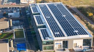 Zeer goed gelegen bedrijfsgebouw, langs de E34 richting Gent, bestaande uit 1.680 m² magazijnruimte in combinatie met moderne kantoren van 585 m²...