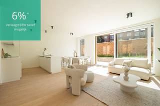 <p><span>Dit splinternieuwe gelijkvloers appartement heeft alles wat je zoekt, maar bijna nooit vindt in de stad. Denk: een bewoonbare oppervlakte van liefst 150 m², drie slaapkamers, hoge plafonds, veel licht en een royale tuin en de perfecte ligging op wandelafstand van het Rivierenhof. Nóg troeven: mogelijkheid om aan te kopen onder 6% btw,- (mits voldaan aan voorwaarden)</span></p><p><span> </span></p><p><span>In dit nieuwbouwappartement is alles hoogwaardig afgewerkt, tot het kleinste hoekje. Die valt meteen op als je – langs de grote voortuin - de inkomhal binnenkomt. De houten parketvloer loopt door over het hele appartement.</span></p><p><span> </span></p><p><span>De open keuken is uitgerust met toestellen van Whirlpool (een garantie op topkwaliteit), een inductieplaat en een stijlvol werkblad. Aansluitend vind je de woonkamer: een indrukwekkende, lichtrijke ruimte met grote ramen, hoge plafonds en moderne accenten (zoals de zwarte spots) en gezellige parketvloer. Het grote schuifraam geeft uit op de tuin, zodat binnen en buiten bij mooi weer naadloos in elkaar overlopen.</span></p><p><span> </span></p><p><span>De achtertuin van 85m² is aangelegd met grijze tegels. Handig en onderhoudsvriendelijk.  Ruimte in overvloed om buiten te eten, te spelen of te tuinieren.</span></p><p><span> </span></p><p><span>Drie slaapkamers en luxueuze badkamer</span></p><p><span>Via de nachthal kom je in de drie slaapkamers. Die hebben allemaal dezelfde parketvloer, ALU-ramen met hoog rendementsglas en ingebouwde verluchting. </span></p><p><span>De badkamer is luxueus afgewerkt met een inloopdouche met regenkraan en keramische tegels, dubbele lavabo, grote spiegel en terrazzotegels in steenlook. Daarnaast heeft het appartement nog een aparte berging en een tweede toilet.</span></p><p><span> </span></p><p><span>Modern en energiezuinig</span></p><p><span>Dit nieuwbouwappartement is reeds volledig afgewerkt en dus onmiddellijk beschikbaar! Het voldoet aan alle hedendaagse normen. Met onder andere 7 zonnepanelen (3080 Wp) op het dak en overal hoog rendementsglas woon je hier energiezuinig en toekomstgericht.</span></p><p><span> </span></p><p><span>Rivierenhof om de hoek</span></p><p><span>Je woont hier ideaal, overal dichtbij en toch heerlijk rustig en groen. Het prachtige Rivierenhof, het grootste park van de stad, ligt op amper een paar minuten wandelen. Binnen een straal van nog geen 500 meter zijn liefst vier supermarkten. Ook heel wat buurtwinkels zijn vlakbij. Met de fiets, de bus of de tram sta je snel in de stad, met de auto sta je zo op de autostrade. Door de vernieuwing van de Wouter Haecklaan bevindt je je in het groen. </span></p><p><span> </span></p><p><span>Ondergrondse autostaanplaats aan te kopen voor €28.200</span></p><p><span> </span></p><p><span>Maatregelenregister: in aanvraag</span></p><p><span> </span></p>
