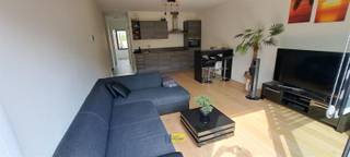 <p><span>PRACHTIG NIEUWBOUW APPARTEMENT MET 1 SLAAPKAMER, ZONNIG TERRAS EN INPANDIGE AUTOSTAANPLAATS! </span></p><p><span> </span></p><p><span>Een rondleiding doorheen het appartement:</span></p><p><span><br />GELIJKVLOERSE VERDIEPING:<br />- Gemeenschappelijke inkomhal <br /><br /></span></p><p><span>KELDER (-1)<br />- Privatieve auto staanplaats </span></p><p><span>- Privatieve kelder berging</span></p><p><span><br />EERSTE VERDIEPING:<br />- Ruime lichtrijke leefruimte met toegang naar terras<br />- Open keuken <br />- Zonnig terras</span></p><p><span>- Hal/Nachthal<br />- 1 slaapkamer (12m</span><span><sup>2</sup></span><span>)</span></p><p><span>- Badkamer voorzien van douche, badkamermeubel en toilet<br />- Berging met aansluiting voor wasmachine en droogkast<br /><br /><br /></span></p>