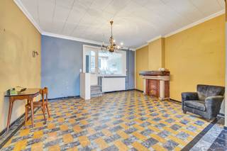 <p>Op zoek naar <strong>een ruime woning met tal van mogelijkheden?</strong> Dit <strong>karaktervol pand</strong> gelegen in het centrum van Gooik beschikt over <strong>een bewoonbare oppervlakte van maar liefst 355m²</strong> en ligt op <strong>een perceel van 12are80ca.</strong></p><p>Mede dankzij de breedte van het perceel en de commercieel interessante locatie leent deze woning zich perfect voor<strong> projectontwikkeling, een gemengd gebouw of een kangoeroewoning</strong>.</p><p>Alle dagelijkse voorzieningen zijn vlakbij: <strong>winkels, scholen, openbaar vervoer, sportcentrum,...</strong> bevinden zich in de buurt.</p><p><strong>Een woning met enorm veel ruimte en potentieel</strong>, klaar voor de volgende stap! Maatregelen opgenomen in het maatregelenregister: nee. </p>