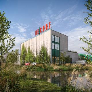 <strong>KMO-UNIT - TOPLOCATIE - HASSELT</strong><br /><span>Welkom bij 'THE SHEDS': De bestaande logistieke gebouwen worden omgevormd tot KMO-zone en bieden plaats aan 19 KMO-units. De grootte varieert van 150 tot 433 vierkante meter. De ligging dient uiteraard niet verder in de verf te worden gezet. Deze eerste fase van het project is er één voor de snelle beslissers maar aarzel zeker niet, eens het project volmaakt is wordt dit een bruisend dorp voor alles en iedereen die leeft voor 'ondernemen'.</span><br /><br /><span>TECHNISCHE KENMERKEN</span><br /><span>- oppervlakte hal: 289m²</span><br /><span>- parkeerplaatsen: 2</span><br /><span>- beton vloer</span><br /><span>- staalstructuur</span><br /><span>- vrije hoogte: minimaal 6m</span><br /><span>- elektrische sectionaalpoort</span><br /><span>- loopdeur</span><br /><span>- aansluiting op nutsvoorzieningen (water - elektriciteit - telefonie)</span><br /><br /><span>Voor meer info: 011/39.90.50 of info@jansenrealestate.be</span>