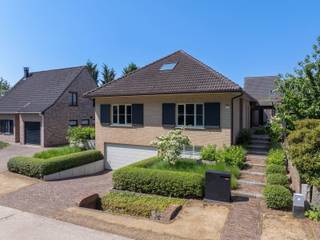 In een rustige en groene residentiële toplocatie in Kasterlee bevindt zich deze uitzonderlijk goed onderhouden vrijstaande villa, gebouwd in 2003 en stijlvol gerenoveerd in 2020. De woning combineert een tijdloze architectuur met hedendaags comfort en een hoogwaardige afwerking, waardoor ze volledig instapklaar is.
De woning werd praktisch ingedeeld met drie volwaardige slaapkamers op het gelijkvloers, wat een optimaal wooncomfort biedt voor zowel gezinnen als wie levenslang comfortabel wil wonen. De volledig ingerichte zolderverdieping vormt een absolute meerwaarde en biedt plaats aan vier extra slaapplaatsen. Deze veelzijdige ruimte kan eveneens dienstdoen als hobbyruimte, praktijkruimte, speelkamer of logeerverdieping.
Binnen valt meteen de verzorgde kwalitatieve afwerking op. De lichtrijke leefruimte geniet bovendien van airconditioning, terwijl het verwarmingssysteem met warme luchtkanalen zorgt voor een aangenaam en gelijkmatig binnenklimaat.
Ook op energetisch vlak scoort deze woning uitstekend dankzij de aanwezigheid van zonnepanelen, wat resulteert in een lagere energiefactuur en een duurzamer wooncomfort.
Buiten is het minstens even aangenaam. De fraai aangelegde tuin met ruim open terras en overdekte loungehoek vormt een heerlijke plek om in alle rust te genieten van het buitenleven. Het perceel is volledig omheind, waardoor privacy, veiligheid en gebruiksgemak verzekerd zijn.
Verder beschikt de woning over een ruime dubbele garage en geniet ze van een uitstekende ligging, op korte afstand van het centrum van Kasterlee, scholen, winkels en de prachtige Kempense natuur. Vastgoedinfo in aanvraag.
Bijzonderheden :
Vrijstaande, instapklare villa
Bouwjaar 2003 – gerenoveerd in 2020
Houtskeletbouw
Rustige, residentiële ligging
Drie slaapkamers op het gelijkvloers
Volledig ingerichte zolder met vier slaapplaatsen
Ingemaakte kasten
Airconditioning in de leefruimte
Verwarming via warme luchtkanalen
Zonnepanelen met groencertificaten tot 2030
Dubbele garage
Fraai aangelegde, volledig omheinde tuin met terras
Uitzonderlijk goed onderhouden