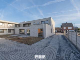 <p><strong>RESIDENTIE DE SPAR: IN HET CENTRUM VAN ELEN BIEDEN WE 13 ENERGIEZUINIGE NIEUWBOUWAPPARTEMENTEN TE HUUR AAN.<br /><br /><span>WERKWIJZE HUURDOSSIER<br /></span></strong><span>Interesse? Surf dan zeker naar onze advertentie via https://www.groepn.be/appartement-te-huur-in-dilsen-stokkem/7883084.<br />Uw kandidatuur kan ingediend worden via https://mijnhuurprofiel.be/whise/7883084?subdomain=n78-vastgoed.<br />Aanvaarding gebeurt steeds in overleg met de verhuurder op basis van de gevraagde gegevens en documenten.</span><strong><br /><br />ALGEMEEN<br /></strong>Het project omvat 13 appartementen met 2 slaapkamers en 1 appartement met 3 slaapkamers. Alle appartementen zijn voorzien van een ruim terras én een privatieve carport.<br /><strong><br />INDELING <br /></strong>Het gebouw bestaat uit een gelijkvloerse verdieping met 7 appartementen en een eerste verdieping waar zich eveneens 7 appartementen bevinden. Alle appartementen zijn volledig ingericht en voorzien van alle comfort. <br /><br />De appartementen zijn voorzien van een inkomhal, apart toilet, ruime woonkamer met open geïnstalleerde keuken, berging, 2 of 3 slaapkamers en een mooi, ingerichte badkamer. Alle appartementen beschikken over een ruim terras en de gelijkvloerse appartementen hebben bovendien aansluitend een private tuin.<br /><br /><strong>ZONNEPANELEN</strong><br />Alle appartementen zijn voorzien van privatieve zonnepanelen die aldus aangesloten zijn op het betreffende appartement. De appartementen zijn bijzonder energiezuining en hebben een max. E-peil van E10. Als huurder geniet u dus van een lage energiefactuur. <br /><br /><strong>CARPORTS &amp; PARKEERPLAATSEN</strong><br />Elk appartement beschikt over zijn eigen privatieve carport. Bovendien zijn er nog 7 buitenparkings beschikbaar die kunnen bijgehuurd worden. <br /><strong><br />WERKWIJZE HUURDOSSIER<br /></strong>Interesse? Surf dan zeker naar onze advertentie via<br />Uw kandidatuur kan ingediend worden via<br />Aanvaarding gebeurt steeds in overleg met de verhuurder op basis van de gevraagde gegevens en documenten.<br /><br /><strong>HUURPRIJZEN EN BELANGRIJKE HUURINFO <br /></strong>- Maandelijkse huurprijs: 945 EUR tot 1.075 EUR per maand, afhankelijk van het appartement.<br />- Gemeenschappelijke kosten: 75 EUR of 85 EUR per maand, afhankelijk van het appartement.<br />- Huurwaarborg: 3 maanden huur.<br />- Gewenste duur huurcontract: in onderling overleg.<br />- Onmiddellijk beschikbaar.<br />- Kosten plaatsbeschrijving in- én uitrede zijn voor de helft ten laste van de huurder.<br />- Verschillende oppervlaktes beschikbaar.<br /><br />Bekijkt u deze advertentie via een aanverwante vastgoedsite, surf dan zeker naar onze website <strong>www.N78vastgoed.be</strong> voor een uitgebreide beschrijving en foto's. <strong>Meer info: +32 (0)491 53 54 24 of silvia@N78vastgoed.be.</strong></p>