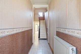 Deze authentieke woning met bijhorend perceel, gelegen op een toffe locatie in Ranst, biedt een zee aan ruimte én potentieel voor wie droomt van een unieke woonst met ziel.<br /><br />Met een bewoonbare oppervlakte van maar liefst ca. 220 m² en een verrassend veelzijdige indeling, zijn de mogelijkheden eindeloos! De ruime inkomhal verwelkomt je meteen met zijn charmante uitstraling. Links bevindt zich een gezellige woonkamer met aansluitende achterplaats. Via een sfeervolle tussenruimte met karaktervolle tegels, kom je in het tweede volume van de woning, waar momenteel de badkamer en twee leefruimtes, inclusief keuken, zijn ondergebracht.<br /><br />Op de verdieping van het oorspronkelijke hoofdvolume bevinden zich drie royale slaapkamers en een vaste trap naar een zolderruimte die perfect omgevormd kan worden tot extra slaap- of hobbyruimte. Ook boven het tweede volume bevindt zich nog een zolder die extra mogelijkheden biedt.<br /><br />Verder beschikt de woning over een kelder, een achterliggende ruimte met potentieel als garage of atelier, en een leuke tuin met veel privacy.<br /><br />De woning is rustig gelegen, omringd door groen en op wandelafstand van fiets- en wandelroutes, terwijl winkels, scholen en openbaar vervoer zich op korte afstand bevinden. Ideaal dus voor gezinnen of investeerders die op zoek zijn naar ruimte, rust en potentieel in het hart van Ranst.<br /><br />Pluspunten:<br />+ Aanpalende bouwgrond<br />+ In te richten naar eigen stijl<br />+ 3 slaapkamers<br />+ Ruime woning (220m²)<br />+ authentieke elementen<br /><br />Dit pand kan onderhevig zijn aan de Vlaamse renovatieverplichting voor residentiële gebouwen. Voor meer informatie verwijzen wij u door naar volgende website: https://www.vlaanderen.be/een-woning-kopen/renovatieverplichting-voor-residentiele-gebouwen<br /><br />Heeft u interesse in deze woning en wenst u een bezoek ter plaatse in te plannen? Aarzel niet ons te contacteren. Wij zijn bereikbaar via het nummer 03 337 50 70 of info@vbvastgoed.be.