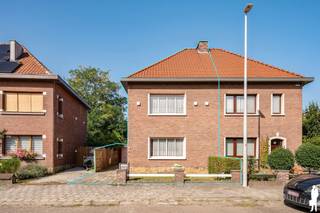 Op een rustige en centrale locatie, op wandelafstand van het centrum van Schoten, bevindt zich deze halfopen woning met een bewoonbare oppervlakte van ca. 143 m², gelegen op een perceel van ca. 205 m².<br /><br />De woning vormt een interessante opportuniteit voor wie op zoek is naar een eigendom met een solide basis en tal van mogelijkheden om volledig naar eigen smaak te renoveren en moderniseren. Een belangrijke troef is de volledig vernieuwde dakconstructie uit 2021. <br /><br /><strong>Indeling</strong><br /><br />Gelijkvloerse verdieping:<br /><br />Inkomhal met gastentoilet <br />Lichte leefruimte op parketvloer, die aansluit op de eetkamer. <br />Ruime keuken met extra zithoek en een aangename verbinding met de tuin.<br />De woning is gedeeltelijk onderkelderd en beschikt over een droge kelder, ideaal als praktische berg- en opslagruimte.<br /><br />Eerste verdieping:<br /><br />Op de eerste verdieping bevinden zich drie slaapkamers, waaronder een ruime hoofdslaapkamer. De huidige badkamer is compact, maar biedt mogelijkheden om binnen een toekomstige renovatie te worden vergroot en aangepast aan hedendaags comfort.<br /><br />Zolderverdieping:<br /><br />Ook de zolderverdieping biedt bijkomend potentieel. Door het plaatsen van een vaste trap kan hier een extra slaapkamer worden gecreëerd. Daarnaast zijn er mogelijkheden voor het voorzien van een bijkomende douchekamer, waardoor deze verdieping kan uitgroeien tot een volwaardige extra woonlaag.<br /><br /><strong>Algemeen</strong><br /><br />- Westelijk georiënteerde tuin<br />- Aangename plafondhoogtes<br />- Aanbouw vernieuwd in 2009<br />- Dakconstructie volledig vernieuwd in 2021<br />- Oprit naast de woning met parkeermogelijkheid<br />- Garage met automatische poort<br />- Verwarming op stookolie<br />- Stookolietank van ca. 3.000 liter<br />- Deels onderkelderd met droge kelder<br />- Rolluiken<br />- Mogelijkheid tot uitbreiding van het woonprogramma op zolder<br /><br />Deze woning combineert een goede basis, interessante uitbreidingsmogelijkheden en een aantrekkelijke ligging. Winkels, scholen, horeca en andere dagelijkse voorzieningen bevinden zich in de nabije omgeving, terwijl het centrum van Schoten eenvoudig te voet bereikbaar is.<br /><br />Een mooie opportuniteit voor renovatieliefhebbers die op zoek zijn naar een woning met potentieel, en deze volledig naar eigen smaak en hedendaagse woonwensen willen vormgeven.