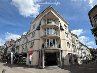 Er is een bezoekmoment voorzien op zaterdag 24 oktober. Plan uw bezoek zelf in via onze website: www.woonkantoor.be, het is niet nodig om te bellen.<br /><br />Appartement met drie slaapkamers (108 m²) gelegen op de tweede verdieping in een gebouw met lift. Het appartement werd volledig nieuwe herschilderd. <br /><br />Indeling: inkomhal, gastentoilet, ruime leefruimte met aansluitend terras met zicht op centrum Halle, open keuken met nieuwe frigo en diepvries, badkamer (met ligbad, douche, wastafel en toilet), drie slaapkamers. Het appartement beschikt ook over een ruime kelder (inbegrepen in de prijs). <br /><br />EPC C (elektrische verwarming)<br /><br />Gemeenschappelijke lasten met jaarlijkse afrekening: € 90 per maand gemeenschappelijke lasten + voorschot water 25 euro/per persoon. <br />Onmiddellijk beschikbaar.