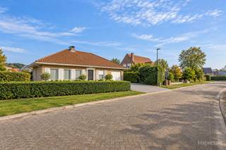 <p>Ruimte, licht en wooncomfort komen harmonieus samen in deze vrijstaande woning, gelegen in een rustige en gegeerde woonomgeving. Met haar aangename leefruimtes, recent vernieuwde keuken en badkamer, royale tuin en veelzijdige uitbreidingsmogelijkheden biedt deze eigendom een bijzonder aantrekkelijke woonbeleving.</p><p>Bij het betreden van de woning valt meteen de aangename lichtinval op. De ruime inkomhal verwelkomt u en leidt naar een sfeervolle leefruimte waar grote raampartijen zorgen voor een open en luchtig karakter. De natuurlijke verbinding tussen de verschillende leefgedeeltes creëert een gevoel van rust en ruimtelijkheid, met alle mogelijkheden om hier een warme, eigentijdse thuis te realiseren.</p><p>Aansluitend bevindt zich de recent volledig vernieuwde keuken, die met haar moderne uitstraling, nieuwe materialen en geïntegreerde toestellen perfect aansluit bij het hedendaagse wooncomfort. Ook de badkamer werd amper twee maanden geleden vernieuwd en straalt dezelfde frisse, verzorgde afwerking uit.</p><p>De ruime slaapkamers bevinden zich op het gelijkvloers en genieten eveneens van een aangename natuurlijke lichtinval. De volledig gelijkvloerse indeling biedt niet alleen dagelijks comfort, maar maakt deze woning ook bijzonder interessant voor wie toekomstgericht en levensloopbestendig wil wonen.</p><p>Buiten vormt de royale, volledig omheinde tuin een absolute meerwaarde. Het reeds aangelegde, ruime terras biedt een uitstekende basis voor een sfeervolle buitenomgeving waar binnen en buiten moeiteloos in elkaar kunnen overvloeien. De uitgestrekte tuin nodigt uit tot uiteenlopende invullingen: van verschillende intieme zithoeken en een groene oase van rust tot de eventuele aanleg van een zwembad. Hier krijgt u alle ruimte om uw eigen buitenbeleving vorm te geven.</p><p>Ook op praktisch vlak heeft deze eigendom heel wat te bieden. De ruime inpandige garage zorgt voor comfortabele parkeer- en opbergmogelijkheden. Daarboven bevindt zich een bijzonder royale, nog in te richten zolderruimte met interessant potentieel. Denk aan een extra slaapkamer, een rustige thuiswerkplek, een hobbyruimte of een praktijk aan huis, mits de nodige technische en stedenbouwkundige mogelijkheden. De ligging in een rustige, gegeerde woonomgeving vormt een bijkomende troef. Hier geniet u van privacy, ruimte en een aangename woonkwaliteit.</p><p>Een woning die vandaag al overtuigt door haar licht, ruimte en recente vernieuwingen, en tegelijk de vrijheid biedt om verder te groeien met de wensen van haar bewoners. Een unieke gelegenheid voor wie gelijkvloers wooncomfort wil combineren met een royaal perceel en veelzijdig toekomstpotentieel.</p><p><strong>Troeven van deze woning:</strong><br />- Vrijstaande woning met volledig gelijkvloerse woonindeling<br />- Lichtrijke, open leefruimtes met aangename verbinding naar de keuken<br />- Recent vernieuwde keuken en badkamer (circa twee maanden geleden)<br />- Ruime slaapkamers met natuurlijke lichtinval<br />- Royale, volledig omheinde tuin met aangelegd terras<br />- Mogelijkheden voor diverse buiteninrichtingen en eventueel een zwembad<br />- Ruime inpandige garage<br />- Grote zolder met potentieel voor bijkomende woon- of werkruimte<br />- Rustige en gegeerde woonomgeving<br />- Ideaal voor wie comfortabel en toekomstgericht wil wonen</p><p>Ontdek zelf de ruimte, het licht en de mogelijkheden die deze bijzondere eigendom te bieden heeft. Wij verwelkomen u graag voor een persoonlijke rondleiding.<br /><br /><span>De huidige eigenaars zijn momenteel bezig met het treffen van maatregelen om de EPC-score te verbeteren en de elektrische installatie conform te maken. Vraag gerust naar de geplande werkzaamheden en verdere details.</span><br /><br /><span>Infoplicht: </span></p><p><span>Vg (oprichten eengezinswoning), Wg (onder voorbehoud stedenbouwkundige inlichtingen), Gmo, Gvkr, Gvv. P-score: B, G-score: A. EPC: 547 kWh/(m² jaar) – label F. Elektrische installatie: niet-conform. Asbestattest: asbestveilig. Niet vastgesteld als bouwkundig erfgoed. Stedenbouwkundige inlichtingen en bodemattest in aanvraag. Oppervlaktes zijn indicatief. Dit betreft een onderhandelingsvoorstel en is geen bindend aanbod.</span></p><p><br /> </p>