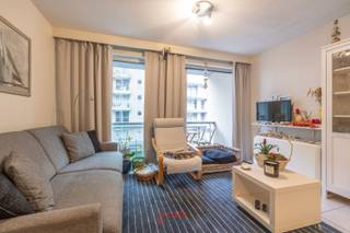 Bent u op zoek naar een pied-à-terre in Nieuwpoort?<br /><br />Deze studio is gelegen in de Residentie Gauguin, het gebouw in de winkelstraat en de Franslaan die zeer herkenbaar is door zijn dakstructuur. Deze moderne residentie biedt een mooie combinatie van een sublieme ligging en hedendaags comfort. Op een boogscheut van de Zeedijk bevindt u zich hier vlakbij het strand én bij alle voorzieningen van het stadscentrum.<br /><br />De studio zelf beschikt over een inkomhal die dienst doet als slaaphoek, voorzien van uitklapbaar bed, badkamer met douche, woonkamer met open keuken en balkon. In de kelderverdieping beschikt  de residentie over een zeer ruime gemeenschappelijke fietsberging.<br /><br />Verhuizen hoeft niet, de studio wordt gemeubeld aangeboden.<br /><br />EPC: 293.