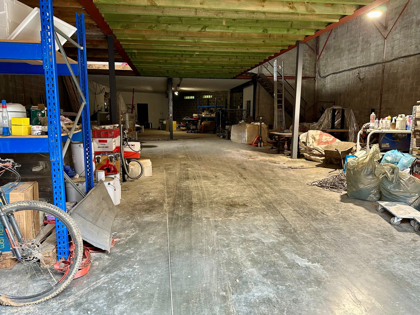 Magazijn 550 m2 met zonnepanelen. - photo 2