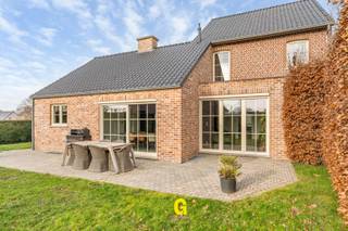 Deze instapklare vrijstaande woning met een netto bruikbare vloeroppervlakte van 327 m² (incl. kelder) is gelegen op een zuid gericht perceel van...
