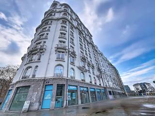 Bruxelles – Appartement Lumineux Rénové dans l'Iconique Immeuble Haussmannien "Dixmude".Superbe appartement de ±120m2, situé au 1er étage du prestigieux immeuble "Dixmude", un véritable héritage de style Haussmannien à Bruxelles, entièrement rénové dans le plus grand respect de son style architectural d'origine. Cet appartement offre un mélange parfait de charme classique et de confort moderne.En face du futur Musée international Pompidou à Bruxelles, près de la Place Sainte-Catherine et de Dansaert, ce quartier attire ceux qui recherchent culture, patrimoine et un style de vie urbain.Il comprend : un hall d'entrée remarquable, un salon spacieux et lumineux de 35m2 avec une cheminée décorative, une cuisine entièrement équipée, 2 grandes chambres de 18m2 et 14m2, un bureau, 1 salle de bain, 2 toilettes, une buanderie, un grenier et une cave.L'appartement est très bien desservi, à quelques pas des lignes de métro 2 et 6, et du tram 51.Les finitions de cet appartement fraîchement rénové sont de haute qualité et vous feront vous sentir chez vous dès l'ouverture de la porte. Il s'agit de la première occupation depuis les rénovations.Charges : 250 € (provision pour les parties communes, le chauffage et l'eau chaude)Intéressé par cette propriété unique dans le quartier Dansaert ? Pour information &amp; visite, contactez Romain Schreyen (02 828 03 07) ou romain.schreyen@dewaele.com.