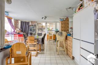 Woning met veel mogelijkheden op een strategische ligging bij diverse invalswegen en op een boogscheut van verschillende winkels en horecazaken. De woning staat op een zonnig perceel van 738 m².
<p><strong>Troeven:</strong></p>

<ul><li>Ruim perceel (738m²)</li><li>Mogelijkheid tot 3-4 slaapkamers</li><li>Ruime garage</li></ul>

<p><strong>Indeling:</strong></p>

<ul><li>Gelijkvloers: leefruimte (ingedeeld met extra slaapkamer), eetkamer, open keuken, bureauruimte, gastentoilet, garage</li><li>1ste verdieping: slaapkamer 1, keuken, leefruimte, slaapkamer 2, badkamer (hier is mogelijkheid tot 2 extra slaapkamers</li><li>Tuin: ruime tuin + achterliggend perceel, inpandige garage</li></ul>