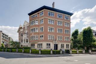 In een statig beaux-artsgebouw op de prestigieuze Van Putlei bevindt zich dit charmante gelijkvloers appartement, een unieke kans in een van de...