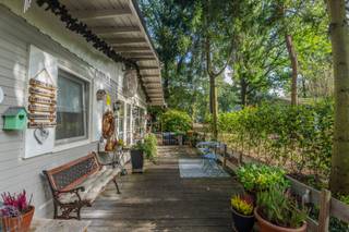 Op zoek naar een eigen vakantieverblijf op eigen grond, waar je op elk moment van het jaar kunt genieten van rust, natuur én een interessant verhuurrendement? Deze gezellige chalet in het Chaletpark van Zutendaal biedt het allemaal.
Het kleinschalige domein onderscheidt zich door zijn rustige karakter. Dit vakantiehuis (op eigen grond) is gelegen in de bossen van Belgisch Limburg.
De chalet én de grond zijn volledig in eigen bezit, waardoor je vrij bent om er zelf gebruik van te maken wanneer je maar wilt. Er is dus geen jaarlijkse huur. Bovendien is het pand bijzonder geliefd bij vakantiegangers, het hele jaar door.
Als opbrengsteigendom (toeristische verhuur) loopt de chalet momenteel zeer goed met een bezetting van 80%. De chalet kan verkocht worden met of zonder inboedel, dit is bespreekbaar. Domicilie is niet mogelijk.
De chalet bevindt zich op een ruim perceel van 3 are 72 centiare, met een ruim en gezellig terras met rondom verschillende gezellige zithoekjes waar je op elk moment van de dag kunt genieten. Bij de aanleg werd bewust ingezet op een optimale beleving van de middag- en avondzon. Dankzij de vele bomen geniet je daarnaast ook van voldoende schaduw, privacy en een heerlijk gevoel van rust. Er is een parkeerplaats naast de woning, op eigen perceel, aanwezig.
Binnenin beschikt de chalet over een aangename en ruime woon- en eetkamer met open keuken. Verder is er een aparte badkamer met douche en zijn er 2 slaapkamers, uitgerust met een tweepersoonsbed.
Alle nutsvoorzieningen werden vernieuwd in 2021. In 2023 werden nieuwe ramen geplaatst met dubbele beglazing. Deze woning is technisch professioneel onderhouden.
Kosten van de syndicus, voor het onderhoud van de algemene delen en voorschot op je eigen verbruik bedraagt €120/maand.
Een ideale opportuniteit voor wie op zoek is naar een eigen vakantieplek, een investering met direct rendement.