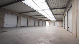 Opslagruimtes met sectionaalpoort te huur op TOPLOCATIE.Vlotte verbinding richting autostrade, ring van Brugge,...Oppervlaktes.: +/- 25m² -...