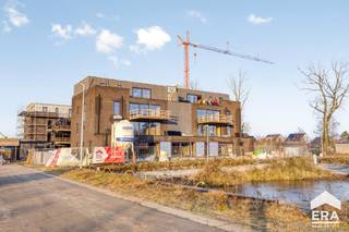 <p><strong>Park Gijsen: een kwalitatief, duurzaam en groen gelegen bouwproject in Leopoldsburg!<br />Koop dit appartement, inclusief kosten, parkeerplaats en berging aan +- €325.000,- </strong></p>

<p>Park Gijsen is omgeven door prachtig aangelegde tuinen en <strong><em>groene zones</em></strong>. De gemeenschappelijke buitenruimtes, inclusief een <strong><em>waterpartij</em></strong>, wandelpaden en een <strong><em>grote fietsenberging</em></strong>, bieden u een rustige en serene omgeving om te ontspannen en te genieten van <strong><em>de natuur</em></strong>.</p>

<ul><li>Zeer interessante opties voor investering</li><li>Eigentijdse architectuur</li><li>Tijdloze en kwalitatieve uitstraling</li><li>Warmtepomp &amp;amp; zonnepanelen</li><li>E-peilscore lager of gelijk aan 20</li></ul>

<p>Aankoop onder BTW-stelsel: 12% op de grondwaarde &amp;amp; 21% op het constructie-aandeel.<br />Autostandplaats te koop vanaf €17.000,- (exclusief kosten)</p>

<p>Kelderberging te koop vanaf €5.000,- (exclusief kosten)</p>

<p>Extra inlichtingen te verkrijgen op kantoor:</p>

<p>011 550 440 - info@eratournier.be</p>

<p> </p>
