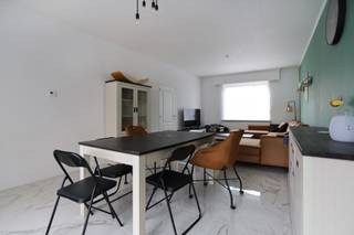 Deze leuke lichtrijke woning is zeer centraal gelegen in Verrebroek, op slechts enkele minuten van de E34 en de haven.Op het gelijkvloers is er een...