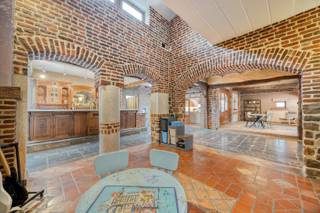 Deze zeer ruime woning met authentieke materialen in Tienen (Goetsenhoven) is deels gerenoveerd in 2026. Dit is een unieke kans! Dit voormalig restaurant is getransformeerd naar een woning met respect voor de materialen met al zijn charme. <br /><br />Met 4 ruime slaapkamers (met uitbreiding mogelijk naar 6 of 7 slaapkamers) en een bewoonbare oppervlakte van 491 m² is er voldoende ruimte voor het hele gezin. De prachtige/moderne keuken is nieuw geplaatst (juli 2026-het keukentablet wordt eind aug 2026 nieuw geplaatst) en beschikt over alle toestellen. De keuken sluit naadloos aan de ruime leefruimte met eetplaats, hetgeen alleen maar gezelligheid uitstraalt. In de leefruimte is nog de voormalige bar aanwezig, hetgeen zeer leuk is om vrienden en familie te ontvangen. <br /><br />Verder vindt u op het gelijkvloers nog een praktijkruimte/kantoor van 82m² ideaal voor uw zelfstandig activiteit of thuiswerk. <br /><br />Het huis beschikt verder nog over een tof terras aan de voor-en achterzijde waar u kunt genieten van de zon en een aperitief. <br /><br />De woning heeft een EPC-waarde energielabel C. Daarnaast zijn er 6 parkeerplaatsen beschikbaar, dus parkeren is nooit een probleem voor u en uw cliënteel. <br /><br />Verder is er 1 badkamer aanwezig die van alle gemakken is voorzien. De woning is ideaal gelegen in een rustige buurt, maar toch dicht bij alle voorzieningen zoals winkels, scholen en openbaar vervoer. De locatie is dus top. <br /><br />Kortom, deze prachtige authentieke woning in Goetsenhoven (Tienen) is de perfecte plek om te genieten van comfortabel en ruim wonen. Mis deze unieke kans niet! <br />Graag een bezoek? Bel David van LED-ON-IMMO op het nummer 0476 98 91 76 of mail naar info@ledonimmo.be. Tot gauw ;)