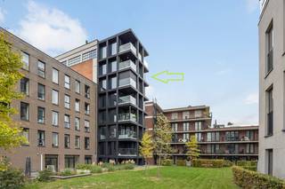 Op de zesde verdieping van de iconische Residentie Hardenvoort Park bevindt zich deze uitzonderlijke loft met een bewoonbare oppervlakte van 126 m²  (incl een afsluitbaar winter/zomer terras van 6 m²). Het gebouw, een voormalige silo die tussen 2015 en 2018 werd omgevormd tot een luxueuze residentie met slechts acht privatieve lofts, combineert industriële architectuur met eigentijdse elegantie. Dankzij de kleinschalige opzet en het unieke karakter geniet men hier van rust, privacy en een verfijnde stedelijke woonervaring in het groen van Park Spoor Noord.<br /><br />De huidige eigenaar, tevens de eerste bewoner, investeerde in een hoogwaardige afwerking en talrijke extra’s die dit appartement onderscheiden in zijn segment. De zuidwestelijke oriëntatie zorgt voor overvloedig licht en een open zicht op het park. Het terras is afsluitbaar en kan gebruikt worden als zomer- of winterruimte, wat het hele jaar door een verlengstuk vormt van de leefruimte.<br /><br />De loft werd oorspronkelijk ontworpen met twee slaapkamers, maar werd heringericht tot één ruime master suite met geïntegreerde badkamer, dressing en maatkasten. Daarnaast is er een aparte kamer die ideaal kan dienen als bureau, logeerkamer of extra berging. De leefruimte ademt ruimte en licht, met hoge plafonds, zonwerende raampartijen en een open keuken uitgevoerd in notelaar met een werkblad in kwartscomposiet. Alle toestellen zijn van het merk Bauknecht en de vaatwasser van Miele. De badkamer biedt luxueus comfort met een inloopdouche en whirlpool jetstream bad. Verder is er een aparte wasberging en stockageberging voorzien.<br /><br />Qua comfort laat deze loft niets te wensen over. Er is vloerverwarming, een hoogwaardige kunstharsvloer (Steppa), een domoticasysteem met programmeerbare sfeerfuncties, een rechtstreekse lifttoegang met codeklavier en een Verisure-alarmsysteem. Het gebouw is kleinschalig en professioneel beheerd, met een aparte VME en regelmatig onderhoud, waaronder professionele glasreiniging. Bewoners beschikken over een afgesloten fietsenberging en hebben toegang tot een ondergrondse parkeergarage, met mogelijkheid tot huur of aankoop van een staanplaats. Tevens mogelijkheid tot aankoop van een aparte kelder. <br /><br />Op energetisch vlak scoort dit appartement bijzonder goed met een zeer gunstig EPC-label A, dankzij de aanwezigheid van 10 individuele zonnepanelen (3.350 Wp) en een thuisbatterij van 2,4 kW. De maandelijkse energiekosten zijn hierdoor uitzonderlijk laag. Bovendien is het appartement volledig asbestveilig en uitgerust met een efficiënt ventilatiesysteem.<br />Residentie Hardenvoort Park is een toonbeeld van architecturale herbestemming waarbij industriële silo’s werden getransformeerd tot een modern wooncomplex met behoud van hun karakter. De combinatie van industrieel erfgoed, luxueuze afwerking en een groene stedelijke ligging maakt dit appartement uniek in Antwerpen. Met Park Spoor Noord letterlijk aan de voordeur en winkels, restaurants, scholen en openbaar vervoer op wandelafstand, biedt deze loft de perfecte balans tussen rust, design en stadsleven.<br /><br />Een woning met karakter, energie-efficiëntie en toekomstwaarde — ideaal voor wie op zoek is naar exclusiviteit, licht en comfort op een van de meest gewilde locaties van Antwerpen.<br /><br />Voor meer informatie of een bezoek: 03 225 00 68 of info@wellimmo.net.<br /><br />De EPC-score (A), het asbestattest en het grondplan zijn beschikbaar via de Wellimmo-website onder de rubriek ‘documenten’.