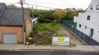 <p>Interesse of vragen? Neem gerust contact op via morgan.claus@copandi.be of via +32 472 88 77 42. Centraal gelegen bouwgrond van 351 m² voor open bebouwing.<br /><br />Deze bouwgrond van 351 m² is ideaal voor wie een eigen woning wil realiseren op een gunstige, centrale locatie. Met een perceelsbreedte van 13,19 m en een diepte van 26 m biedt dit perceel de perfecte basis voor een moderne gezinswoning met een slimme indeling en ruime leefzones. Bouwvoorschriften (ruime mogelijkheden): Max. gevelbreedte: 7,19 m Gelijkvloerse bouwdiepte: tot 17 m Verdiepingen: tot 13 m Dak: bij hellend dak max. 9 m De ligging is een grote troef: winkels, scholen en openbaar vervoer bevinden zich vlakbij, net als de invalswegen A12 en N16, waardoor je geniet van een vlotte bereikbaarheid. <br /><br />Wil je meer info? Contacteer ons en ontdek de mogelijkheden van dit mooi gelegen perceel!</p>