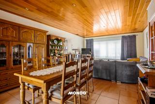 Bent u op zoek naar een ruime gezinswoning op een centrale ligging? Dan is deze woning zeker een bezoek waard. Gelegen tussen het centrum van Hemiksem en Schelle, met een vlotte verbinding naar de A12, geniet u van alle voorzieningen zoals winkels, scholen, openbaar vervoer en supermarkten op wandelafstand. Ook de wandel- en fietsroutes langs de Rupel bevinden zich vlakbij.<br /><br />De woning beschikt over een ruime leefruimte met aansluitende keuken en een gezellig terras, waardoor de keuken een echte leefkeuken wordt. Een praktische tuinberging biedt extra opbergruimte of plaats voor fietsen. Op de eerste verdieping vindt u drie ruime slaapkamers en een badkamer met hoekbad, douche en dubbele lavabo. Via een vaste trap bereikt u de zolderverdieping, waar nog twee extra slaapkamers of een hobby- of polyvalente ruimte kunnen worden ingericht.<br /><br />Met haar ruime indeling en potentieel van vijf slaapkamers is deze woning ideaal voor grote gezinnen of wie op zoek is naar veel woonruimte. Parkeren kan in de directe omgeving en er is, indien beschikbaar, de mogelijkheid om een garagebox te huren.