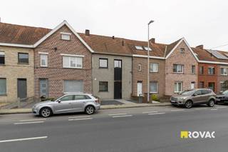 Prachtig afgewerkte nieuwbouwwoning bestaande uit inkomhal met apart gastentoilet, toegang tot de ruime lichtrijke leefruimte met open...