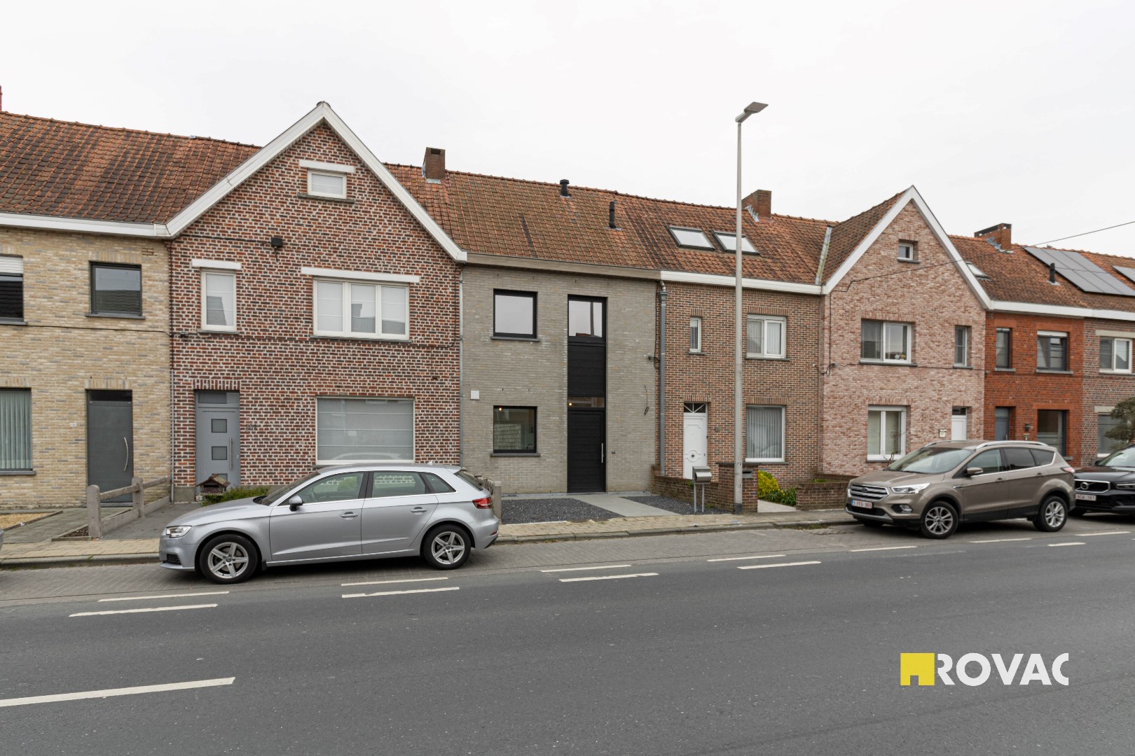 Instapklare woning met tuin en ruime garage + uitweg achteraan - foto 1