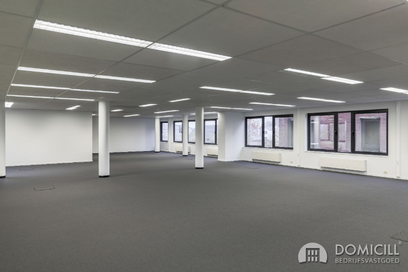 Roeselare, stadsrand: Vlot bereikbare zeer ruime open en lichtrijke kantoorruimte (307m2) met parking aan ring van Roeselare - foto 5