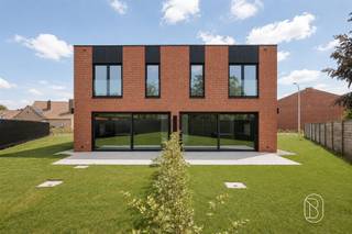 <p>2 kwalitatieve luxueuze ENERGIENEUTRALE moderne nieuwbouwwoningen (21% btw). E-PEIL 0, TOPAFGEWERKT! INDELING: inkom met apart toilet, lichtrijke leefruimte (mooi parket), open geïnstalleerde keuken met EILAND (Siemenstoestellen en werkblad in composiet), handige berging. Aangelegd TERRAS en OPRIT en omheinde TUIN. Op het verdiep bevinden zich de overloop, moderne badkamer (inloopdouche, bad, dubbele lavabo), apart toilet, en 3 grote slaapkamers. TROEVEN: geothermische warmtepomp: vloerverwarming/vloerkoeling, zonnepanelen, 20.000 liter regenwater, massieve houtbouw, parket, reeds geschilderd, TOPAFGEWERKT!</p>